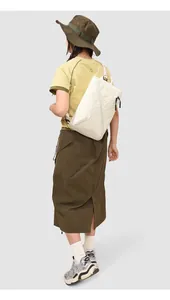 Vue arrière d'un sac à dos de banlieue en nylon blanc porté par un mannequin