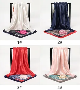 Λεπτομερής προβολή τεσσάρων χρωματικών παραλλαγών κομψών μεταξωτών κασκόλ 90 εκατοστών