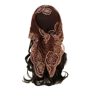 Elegante foulard in pizzo marrone con ricamo di rose e motivi floreali vintage