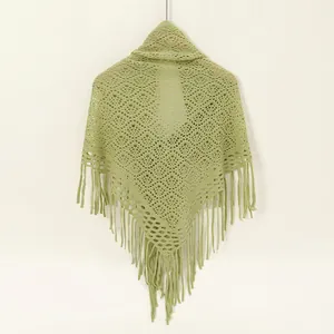 Detailansicht eines salbeigrünen gestrickten Dreieckstuchs mit zarten Quastenfransen
