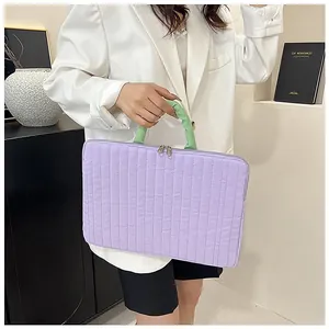 Elegante custodia trapuntata per laptop viola con manici verdi in stile lifestyle
