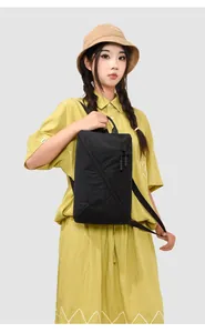 Sac à dos en nylon noir minimaliste unisexe pour le trajet et les loisirs sur modèle