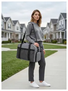 Sac de voyage moderne de grande capacité porté par un mannequin en extérieur
