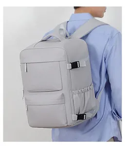 Vista posteriore di un grande zaino grigio chiaro per laptop da viaggio indossato da un uomo
