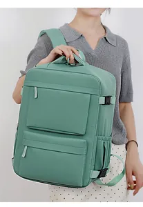 Zaino per laptop verde menta di grande capacità indossato da modella per scala