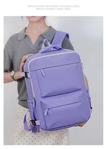 Zaino da viaggio viola ad alta capacità indossato da una persona per viaggi e affari
