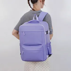 Zaino per laptop da viaggio viola di grande capacità mostrato sulla schiena del modello