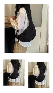 Borsa a tracolla in nylon nero da donna, stile dumpling, vista dettaglio leggera