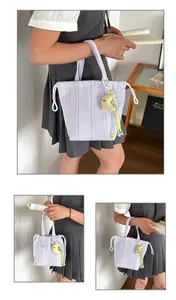 Bolso de mano a cuadros morados con elegante llavero de luna en escena de uso diario