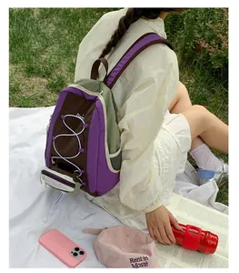 Vista de estilo de vida del colorido mochila de senderismo llevada por una modelo