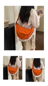 Grande borsa a tracolla in nylon arancione brillante per donna vista dal retro