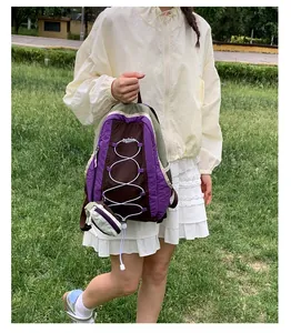 Foto de estilo de vida al aire libre de mochila de senderismo con cordón ajustable