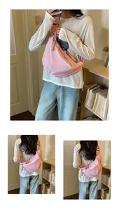 Vista lifestyle della borsa a tracolla in nylon rosa da donna in ambiente interno