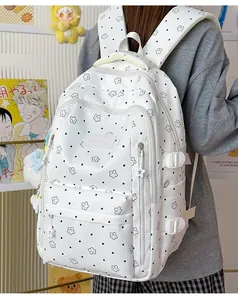 Detaillierte Ansicht des weißen Rucksacks mit süßem Stern- und Punktmuster für Mädchen