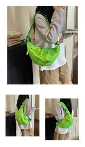 Varie viste dettagliate di una borsa a tracolla in nylon verde vivace su modella