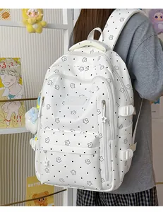 Nahaufnahme der Träger und Seitendetails eines weißen japanischen Rucksacks mit Sternen