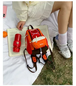 Detalle de primer plano de la mochila ligera de senderismo naranja en un picnic al aire libre