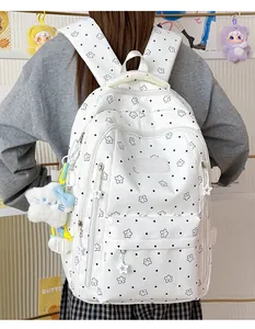 Detail eines süßen weißen Rucksacks im japanischen Stil mit Sternen und Punkten für Mädchen.