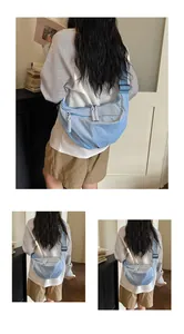Borsa a tracolla casual in nylon celeste a forma di dumpling, indossata da una modella.