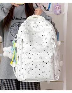 Detailansicht eines weißen Rucksacks mit Sternmuster im japanischen Stil und Plüschanhängern