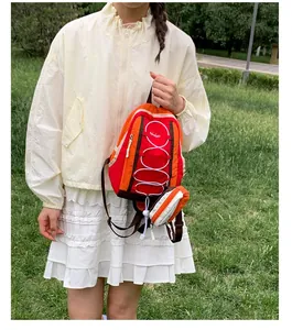 Mochila ligera de senderismo naranja mostrada en un entorno de parque natural