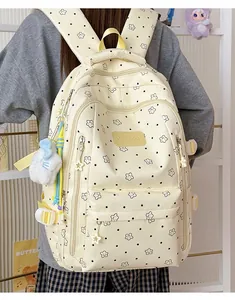Nahaufnahme eines niedlichen cremefarbenen Rucksacks im japanischen Stil mit Sternenmuster.