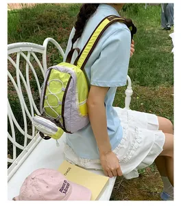 Vista de estilo de vida al aire libre de una mochila ligera de senderismo en verde lima y lavanda