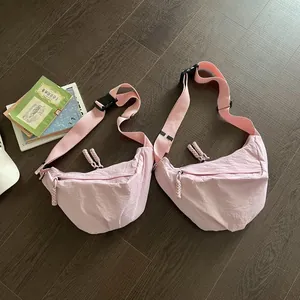 Borsa a tracolla in nylon rosa leggero per donna per sport e uso quotidiano casual