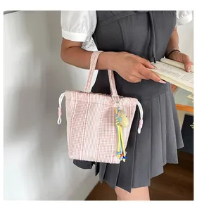 Detalle de primer plano de un elegante bolso de cuadros rosas y blancos con cordón