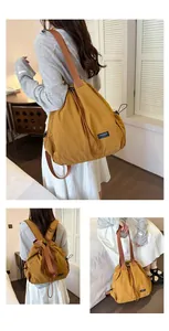Borsa a coulisse in nylon giallo senape con stili di trasporto versatili in contesto
