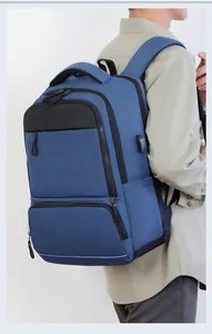 Vista dettagliata di un uomo che indossa uno zaino blu per laptop e viaggi d'affari