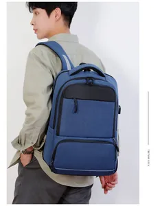 Vista dettagliata di uno zaino blu per laptop con porta di ricarica USB