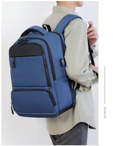 Vista dettagliata dello zaino porta PC blu con porta USB indossato da un modello