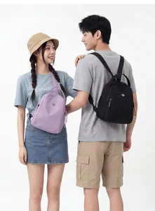 Mini zaini impermeabili alla moda in viola e nero mostrati su modelli per il viaggio