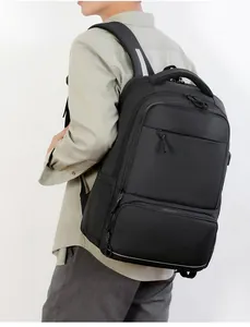 Uomo con zaino business nero capiente per il pendolarismo quotidiano o viaggi