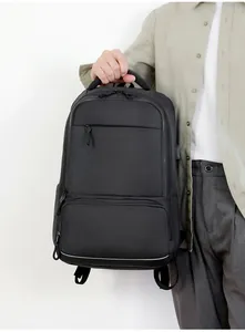Zaino professionale nero da lavoro per laptop tenuto a mano, design pulito