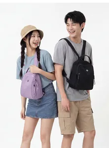 Modelli che indossano eleganti mini zaini impermeabili per viaggi e pendolarismo quotidiano