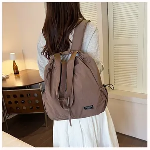 Dettaglio zaino marrone in nylon impermeabile con coulisse per donna, capiente