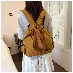 Vista posteriore di uno zaino con coulisse in nylon giallo senape indossato da modella