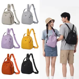 Mini zaino impermeabile elegante in vari colori per viaggi e pendolarismo quotidiano.
