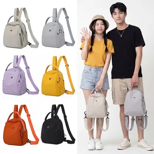 Elegante mini zaino in nylon impermeabile disponibile in vari colori per il pendolarismo.