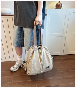 Vista dettagliata della borsa beige in nylon impermeabile con coulisse per lo sport