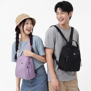 Mini zaini impermeabili alla moda per uomo e donna mostrati in uno scatto lifestyle