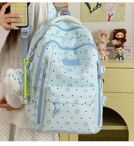 Detailansicht eines hellblauen Rucksacks mit Sternmuster und süßem Plüsch-Anhänger