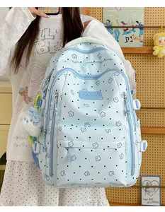 Lifestyle-Detail eines süßen hellblauen Schulrucksacks mit Sternmuster für Mädchen