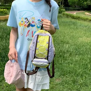 Mochila ligera de senderismo para viajes con diseño elegante en amarillo y lavanda