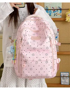 Nahaufnahme eines rosa japanischen Rucksacks mit Sternmuster, getragen von einem Modell