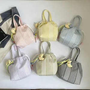 Bolso Bombonera de Nylon a Cuadros con Cordón Bolso de Mano de Retazos Rayados Minimalista Con Lindo Colgante de Peluche para Mujer