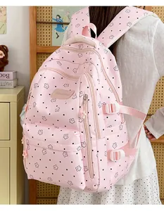 Nahaufnahme eines rosa Rucksacks im japanischen Stil mit Sternen und Punktmustern.