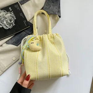 Elegante bolso de cubo vichy amarillo con amuleto de luna para el uso diario